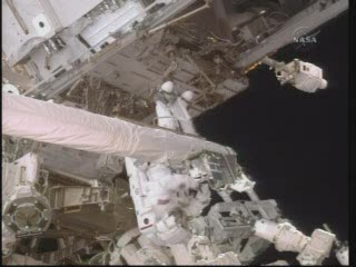 Praca przy OBSS / Credits - NASA Tv Praca przy OBSS / Credits - NASA Tv