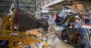 Instalacja silnika nr-1 na wahadłowcu Discovery (NASA)