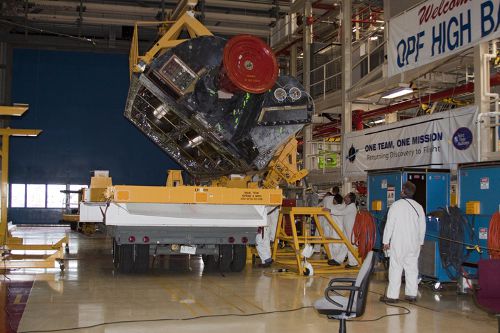 Przygotowania do instalacji prawego zespołu z silnikiem manewrowym OMS, który wymagał naprawy po locie STS-131 (NASA)