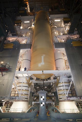 Zbiornik zewnętrzny ET-137 po połączeniu z rakietami na paliwo stałe SRB (NASA)