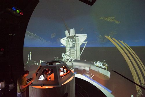Michael Barratt i Nicole Stott ćwiczą obsługę manipulatora stacji ze stanowiska znajdującego się w module Cupola (NASA)