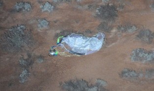 Kapsuła zlokalizowana przez śmigłowce w niedzielę 14 czerwca, (c) JAXA