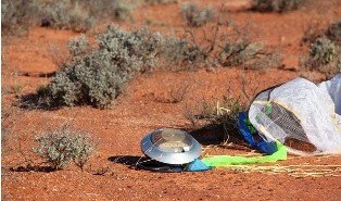 Kapsuła powrotna Hayabusy niedługo po przyziemieniu / Credits: JAXA