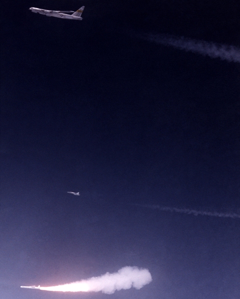 Odpalenie rakiety Pegasus odłączonej od samolotu B-52, rok 1991, (c) NASA