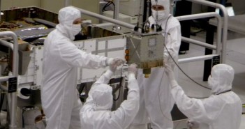 Technicy odpowiedzialni za przygotowanie misji Mars Science Laboratory instalują instrument Chemistry and Mineralogy (CheMin) (NASA/JPL)