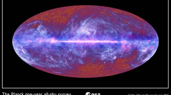 Rezultat jednorocznego przeglądu całego nieba w zakresie promieniowania mikrofalowego, uzyskany przez satelitę Planck (ESA/ LFI & HFI Consortia)