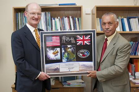 Brytyjski Minister Nauki David Willetts (po lewej) i Administrator NASA Charles Bolden prezentują podpisane porozumienie. / Credits - UK Space Agency