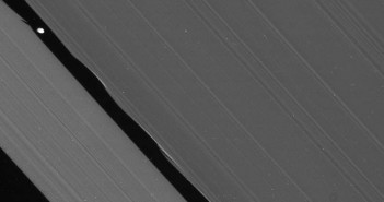 Nieprocesowane zdjęcie przedstawiające księżyc Daphnis wewnątrz przerwy Keeler'a w pierścieniu A; obraz wykonano za pośrednictwem filtrów CL1 oraz CL2 - od ultrafioletu do bliskiej podczerwieni; wersja poddana obróbce zostanie opublikowana dopiero w przyszłym roku (NASA/JPL/Space Science Institute)