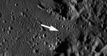 Zdjęcie szerokokątne, pochodzące z sondy LRO, przedstawiające równiny Cayley'a (gładkie obszary) oraz otaczające miejsce lądowania Apollo 16 góry Kartezjusza; sam punkt lądowania oznacza strzałka; (NASA/GSFC/Arizona State University)