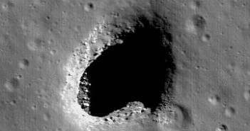 Wejście do jaskini w okolicach Marius Hills na Księżycu / Credits - NASA/ LROC/ ASU