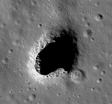 Wejście do jaskini w okolicach Marius Hills na Księżycu / Credits - NASA/ LROC/ ASU
