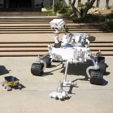 Model łazika MSL (z prawej) obok modelu łazika z misji Mars Pathfinder / Credits - NASA