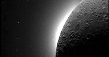 Zdjęcie przdstawiające światło koronalne i zodiakalne uchwycone przez sondę Clementine; jasna kropka to planeta Wenus (NASA)
