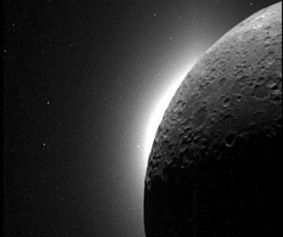 Zdjęcie przdstawiające światło koronalne i zodiakalne uchwycone przez sondę Clementine; jasna kropka to planeta Wenus (NASA)