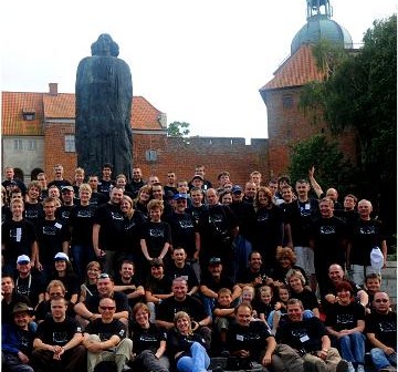 Wycinek zdjęcia grupowego z OZMA XIII. Na zdjęciu są też redaktorzy serwisu Kosmonauta.net / Credits - OZMA