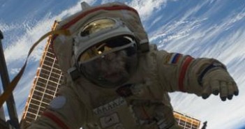 Ujęcie z wcześniejszego rosyjskiego spaceru (EVA-24), który odbył się w styczniu tego roku. Na zdjęciu widoczny kosmonauta Oleg Kotov, który wraz z Maksimem Surajewem podłączał moduł MRM-2 do systemów stacji / Credits: NASA