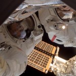 Pani Whitson i Pan Malenczenko wspólnie pracują w przestrzeni kosmicznej / Credits - NASA