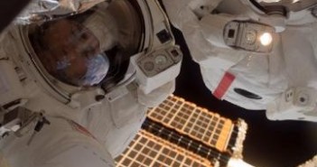 Pani Whitson i Pan Malenczenko wspólnie pracują w przestrzeni kosmicznej / Credits - NASA