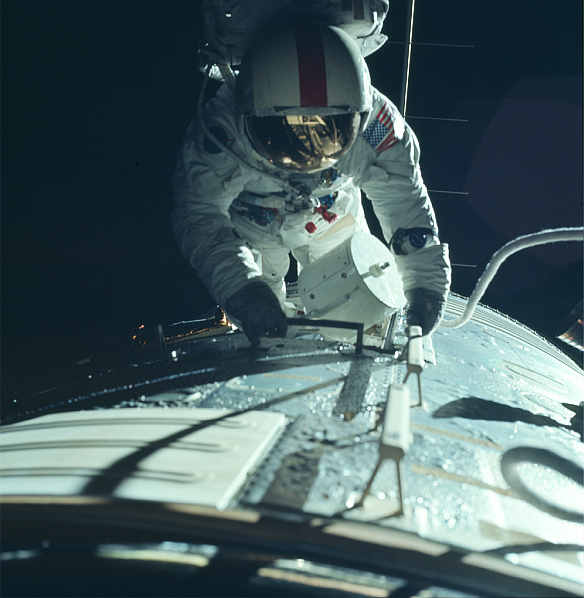 Astronauta Apollo 17 - Ron Evans - odbywa spacer kosmiczny do SIM Bay w celu odzyskania kaset z naświetlonym filmem (NASA/JSC/ASU - AS17-152-23393) Astronauta Apollo 17 - Ron Evans - odbywa spacer kosmiczny do SIM Bay w celu odzyskania kaset z naświetlonym filmem (NASA/JSC/ASU - AS17-152-23393)