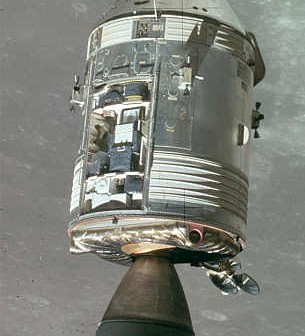 Zdjęcie przedstawiające Apollo 15 na orbicie Księżyca; widoczne wnętrze SIM Bay (NASA/JSC/ASU - AS15-152-23393)