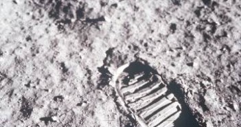 Ślad stopy na Księżycu - zdjęcie wykonane w trakcie misji Apollo 11 / Credits - NASA