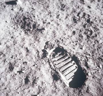 Ślad stopy na Księżycu - zdjęcie wykonane w trakcie misji Apollo 11 / Credits - NASA