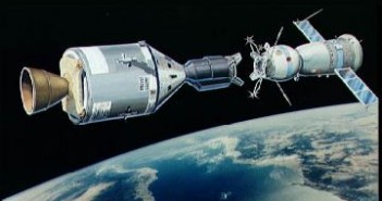 Artystyczna wizja statków Sojuz i Apollo na orbicie / Credits - NASA