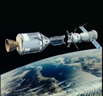 Artystyczna wizja statków Sojuz i Apollo na orbicie / Credits - NASA