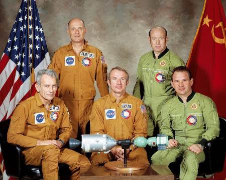 Amerykańska i rosyjska załoga Apollo-Sojuz / Credits - NASA