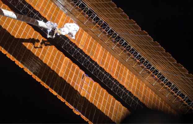 Scott Parazynski naprawia panele podczas czwartego spaceru misji STS-120 / Credits: NASA