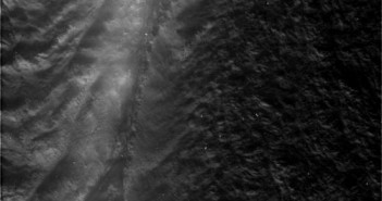 Obszar Damascus Sulcus na powierzchni Enceladusa widziany z odległości 2673 km (NASA)