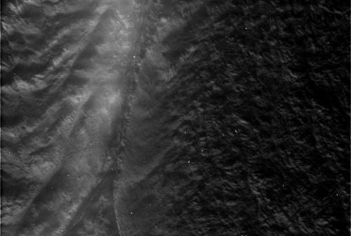 Obszar Damascus Sulcus na powierzchni Enceladusa widziany z odległości 2673 km (NASA)