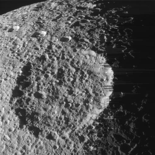 Krater Penelope na powierzchni Tethys (NASA)