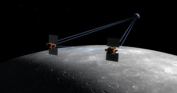 Wizja artystyczna próbników GRAIL na orbicie Księżyca (NASA/JPL)
