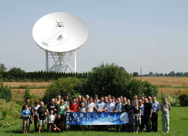 Uczestnicy zlotu TZMA 2010 pozują do zdjęcia w obserwatorium radioastronomicznym w Piwnicach (Marcin Gładkowski) Uczestnicy zlotu TZMA 2010 pozują do zdjęcia w obserwatorium radioastronomicznym w Piwnicach (Marcin Gładkowski)