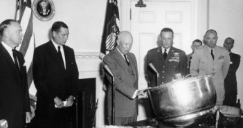 Prezydent USA, Dwight Eisenhower, ogląda kapsułę powrotną satelity Discoverer 13, 15 sierpnia 1960 / WikiCommons