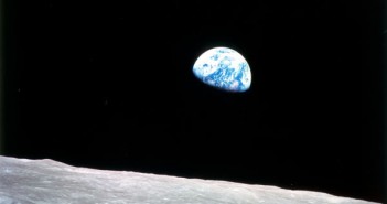 Ziemia widziana z księżycowej orbity - nawet w tak znacznej odległości od naszej planety prawo kosmiczne nadal pełni istotną rolę (NASA)