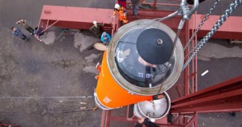 Załadunek rakiety HEAT-1X na pływającą platformę startową 'Sputnik' (Copenhagen Suborbitals)
