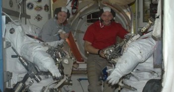 Tracy i Doug w module Quest, w trakcie przygotowań do pierwszego awaryjnego spaceru (Douglas Wheelock Twiiter)