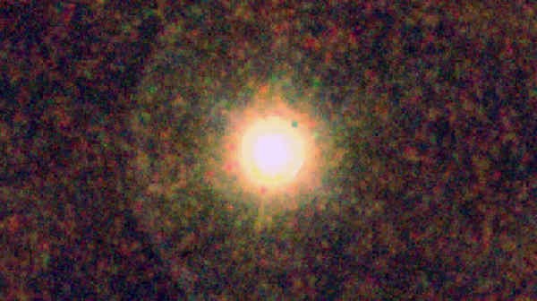 Obraz CW Leonis wraz z otaczającą ją otoczką, będący złożeniem danych uzyskanych w trzech różnych zakresach spektralnych podczerwieni: kolor niebieski w zakresie 160 mikronów z instrumentu PACS, kolor zielony z zaresu 250 mikronów urządzenia SPIRE oraz kolor czerwony z zakresu 350 mikronów, także z urządzenia SPIRE (ESA/PACS/SPIRE/MESS Consortia)