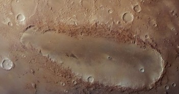 Tajemniczy Orcus Patera / Credits - ESA