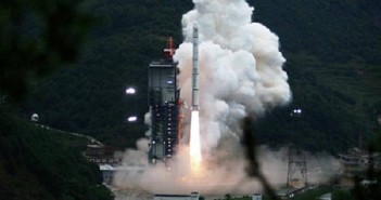 Start rakiety CZ-3A z orbiterem księżycowym Chang'e-1 (Wikipedia)