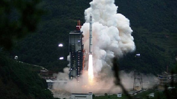 Start rakiety CZ-3A z orbiterem księżycowym Chang'e-1 (Wikipedia)