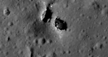 Łuk skalny wewnątrz krateru King / Credits - NASA, GSFC, ASU