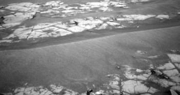 Zdjęcie powierzchni Marsa wykonane przez łazik Opportunity kamerą nawigacyjną, Sol nr 2353, 6 września 2010 / Credits: NASA - domena publiczna