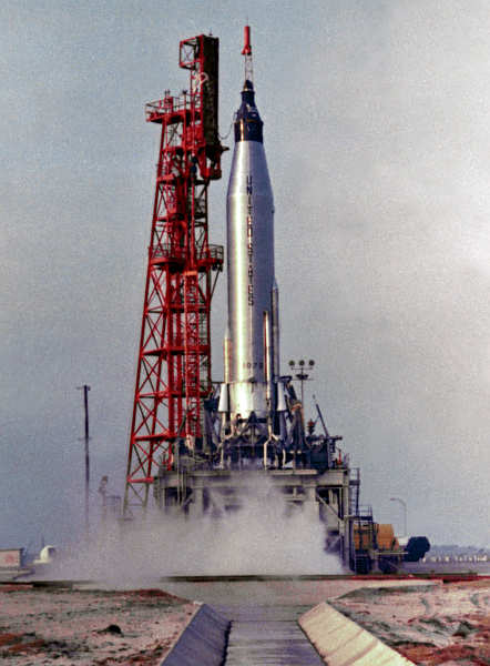 Kapsuła Mercury 'Aurora 7' na szczycie rakiety Atlas tuż przed startem w misję MA-7 (NASA/S62-05531)