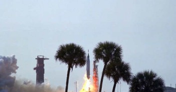 Rakieta Atlas odrywa się od wyrzutni startowej, wynosząc pojazd 'Faith 7' (NASA/63PC-0036)