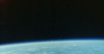 Zdjęcie chmur nad Oceanem Indyjskim wykonane przez Glenna w trakcie misji Friendship 7 (NASA/S62-06021)