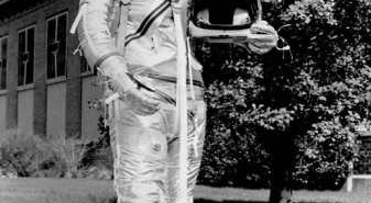 Virgil I. 'Gus' Grissom w swoim kombinezonie Navy Mk IV (NASA/MSFC-75-SA-4105-2C)