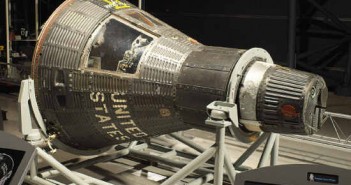 Kapsuła Mercury przeznaczona dla misji MA-10, nosząca nazwe Freedom 7-II; logo widoczne u góry kapsuły, ponad włazem (NASA/NASM)